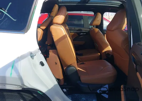 2022 Toyota Highlander Platinum z USA, uszkodzony, nr VIN 5TDFZRAHXNS095678